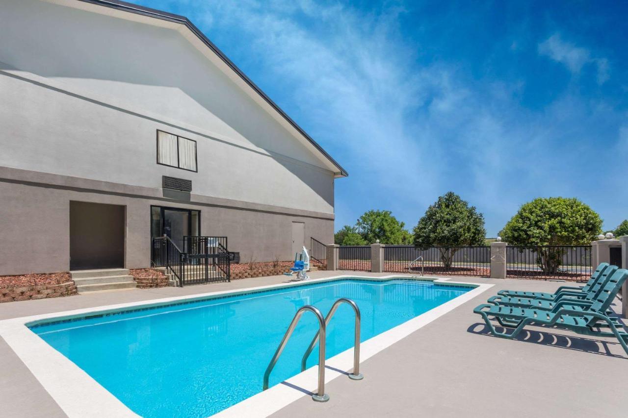 Super 8 By Wyndham Montgomery I-65 Dış mekan fotoğraf